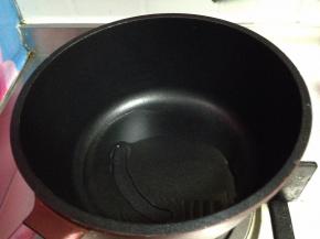 锅内加入橄榄油