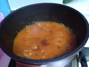 汤汁减少时加入番茄沙司、盐继续煮