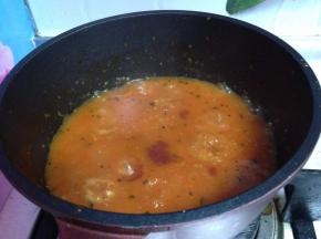 汤汁减少时加入番茄沙司、盐继续煮