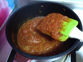 看到酱汁变浓稠时关火冷却