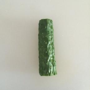 黄瓜对切，取一半再纵向切开，如图