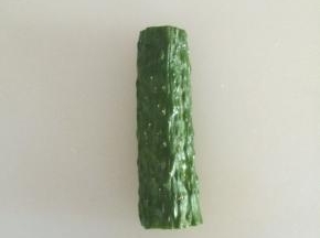 黄瓜对切，取一半再纵向切开，如图
