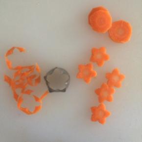 胡萝卜切片，用花刀刻出花朵的样子