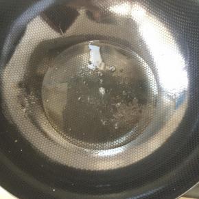 锅内放足量的油