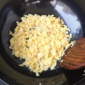 油温热上来将鸡蛋放入，膨起来关小火，快速将鸡蛋打碎打散