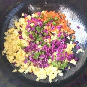 倒入时蔬碎翻炒断生