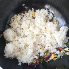 倒入剩米饭，用铲子切的手法把米饭打散开