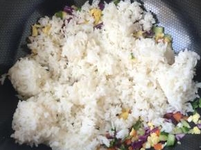 倒入剩米饭，用铲子切的手法把米饭打散开
