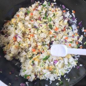 加入适量的精盐翻炒入味