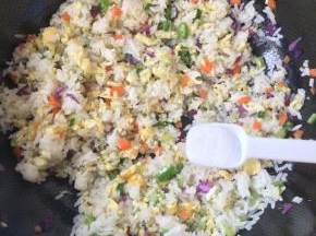 加入适量的精盐翻炒入味