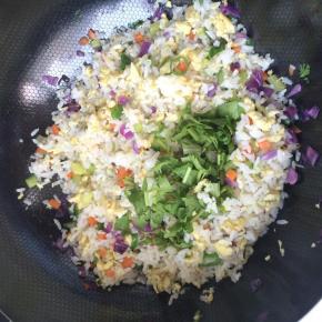 最后加入香菜碎，翻炒一下出锅