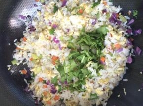 最后加入香菜碎，翻炒一下出锅