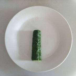 把黄瓜条摆在盘子中间