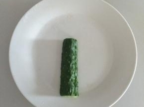 把黄瓜条摆在盘子中间