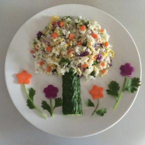 用香菜做叶，把胡萝卜花、紫甘蓝花放上面点缀