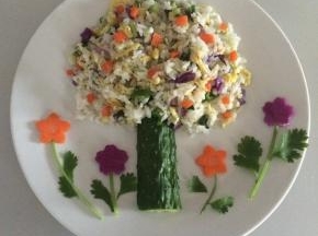 用香菜做叶，把胡萝卜花、紫甘蓝花放上面点缀
