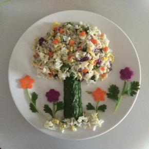 最后在大树根下面撒一些炒米饭，让画面更完整就可以