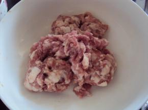 准备食材：肥瘦相间的猪肉馅