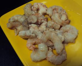 虾仁洗净挑去虾线