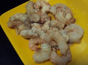 虾仁洗净挑去虾线