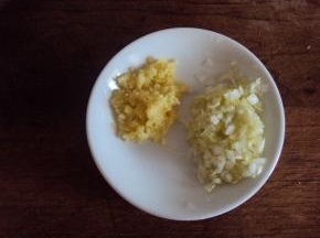 葱姜切末备用