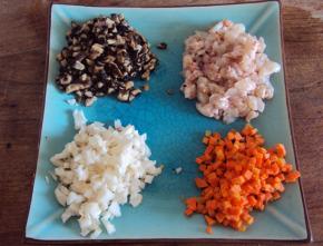 荸荠、香菇、胡萝卜、虾仁切碎备用