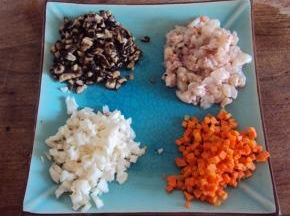 荸荠、香菇、胡萝卜、虾仁切碎备用