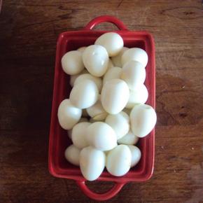 鹌鹑蛋煮熟剥皮备用