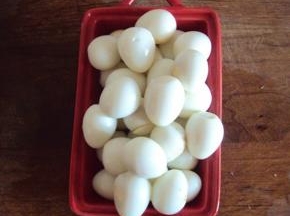 鹌鹑蛋煮熟剥皮备用
