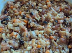 加调味品拌成肉馅，搅拌上劲