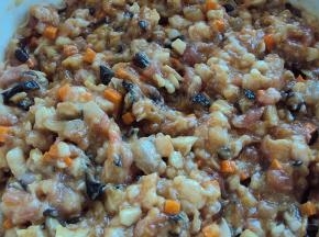 加调味品拌成肉馅，搅拌上劲
