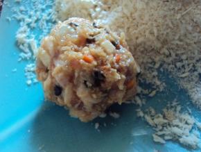 取肉馅裹住鹌鹑蛋