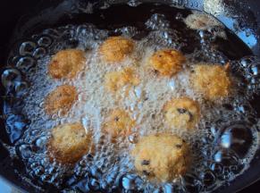 入油锅炸至表面金黄、酥脆