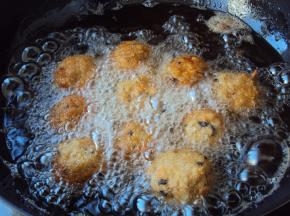 入油锅炸至表面金黄、酥脆