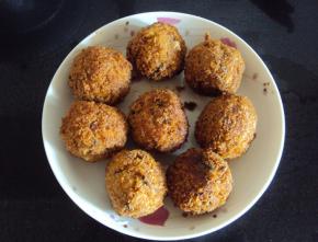 将炸好的丸子上蒸锅，蒸15分钟出锅