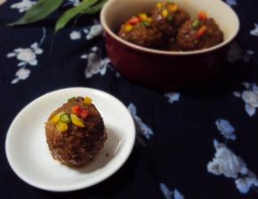 用盐、味精、老抽、白糖调汁，水淀粉勾芡，淋在丸子上，青红椒点缀就可以了