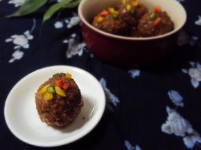 用盐、味精、老抽、白糖调汁，水淀粉勾芡，淋在丸子上，青红椒点缀就可以了