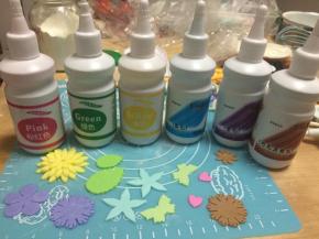 取选好的色素分别将翻糖膏染成想要的颜色