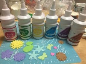 取选好的色素分别将翻糖膏染成想要的颜色