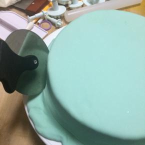 用滚轮刀切去四周多余的部分