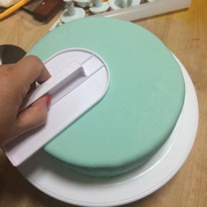 用压板将蛋糕表面整理压平