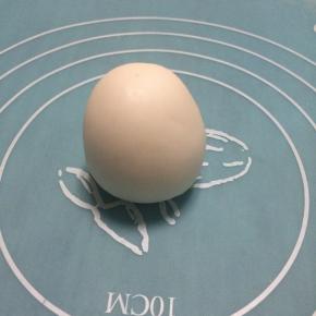 取原色翻糖膏捏成一个椭圆形