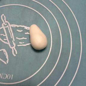 再捏出一块小一些的，如图