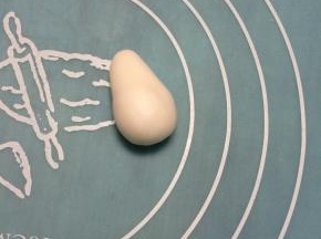 再捏出一块小一些的，如图