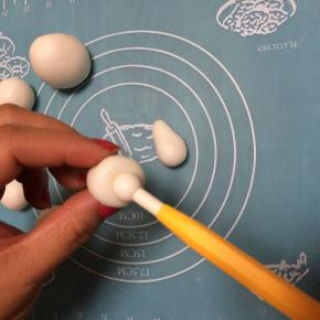 用圆头工具压一下