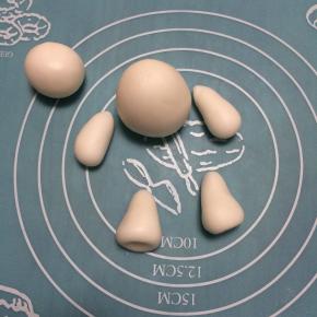 捏好的雪娃娃的身体、四肢、头部