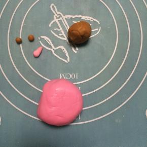 再取彩色的捏出眼睛和鼻子