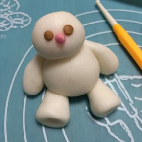 给雪娃娃粘上眼睛和鼻子