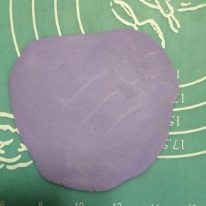 取一块紫色的翻糖膏擀平