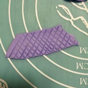 切出一个小块，并随意压出花纹，如图